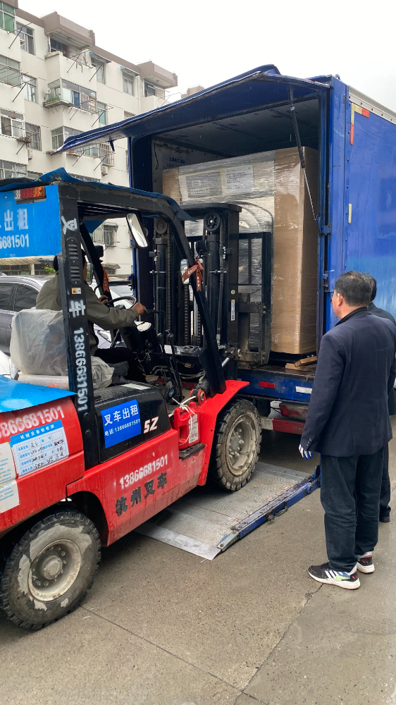 廣州小型酒店工業用洗衣機:三層不銹鋼材質+變頻節能,源頭工廠品質保障