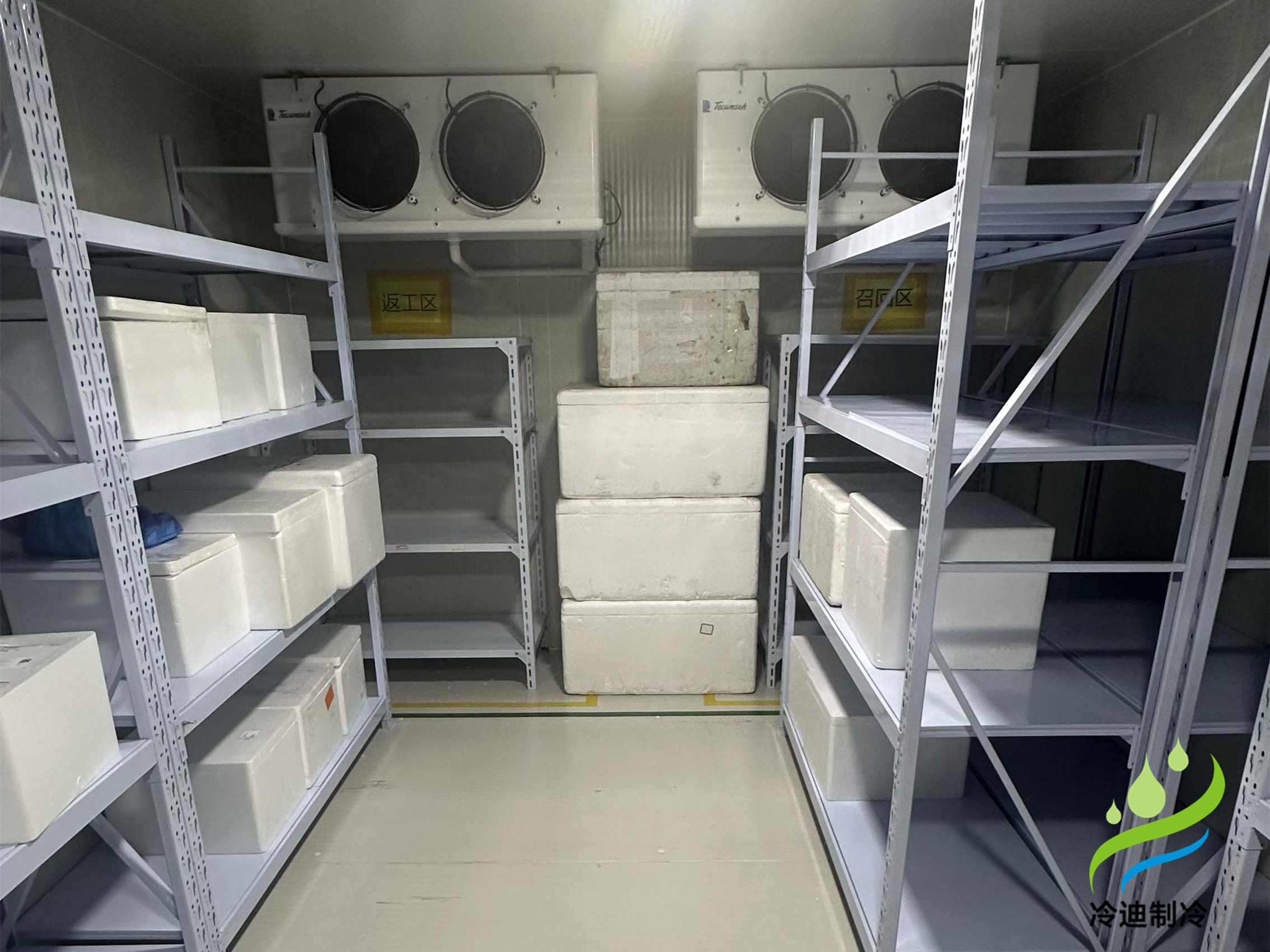 花3萬元可以建造20-30平方的果蔬保鮮冷庫，10-20平方的-18℃冷凍庫，10-30平方的食品恒溫冷庫，20立方標準醫藥冷庫。配置采用六面體設計，聚氨酯保溫板搭建庫體，內置吊頂式冷風機，搭配艾默生谷輪機組，新亞洲智能節能電控箱，手動半埋門，搭配風幕機，此類配置是比較常見，也是較為穩定的，小型冷庫可以訂制移動款，集裝箱或活動式，全國乃至國外均可發貨。